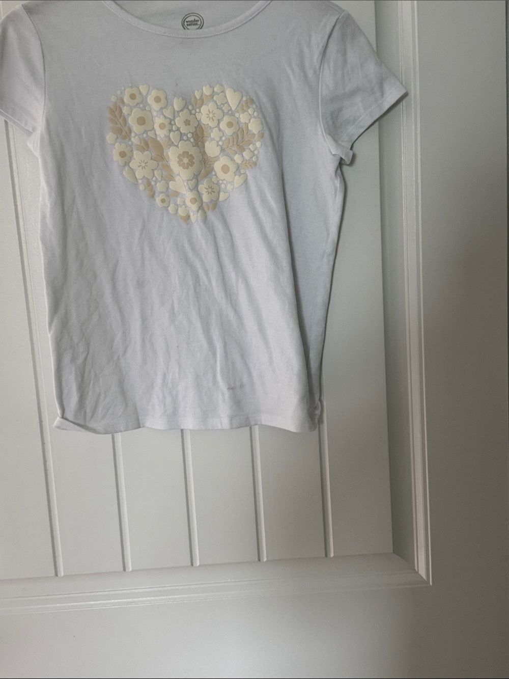 wonder nation White Short-Sleeve Tee with Cream Floral Heart